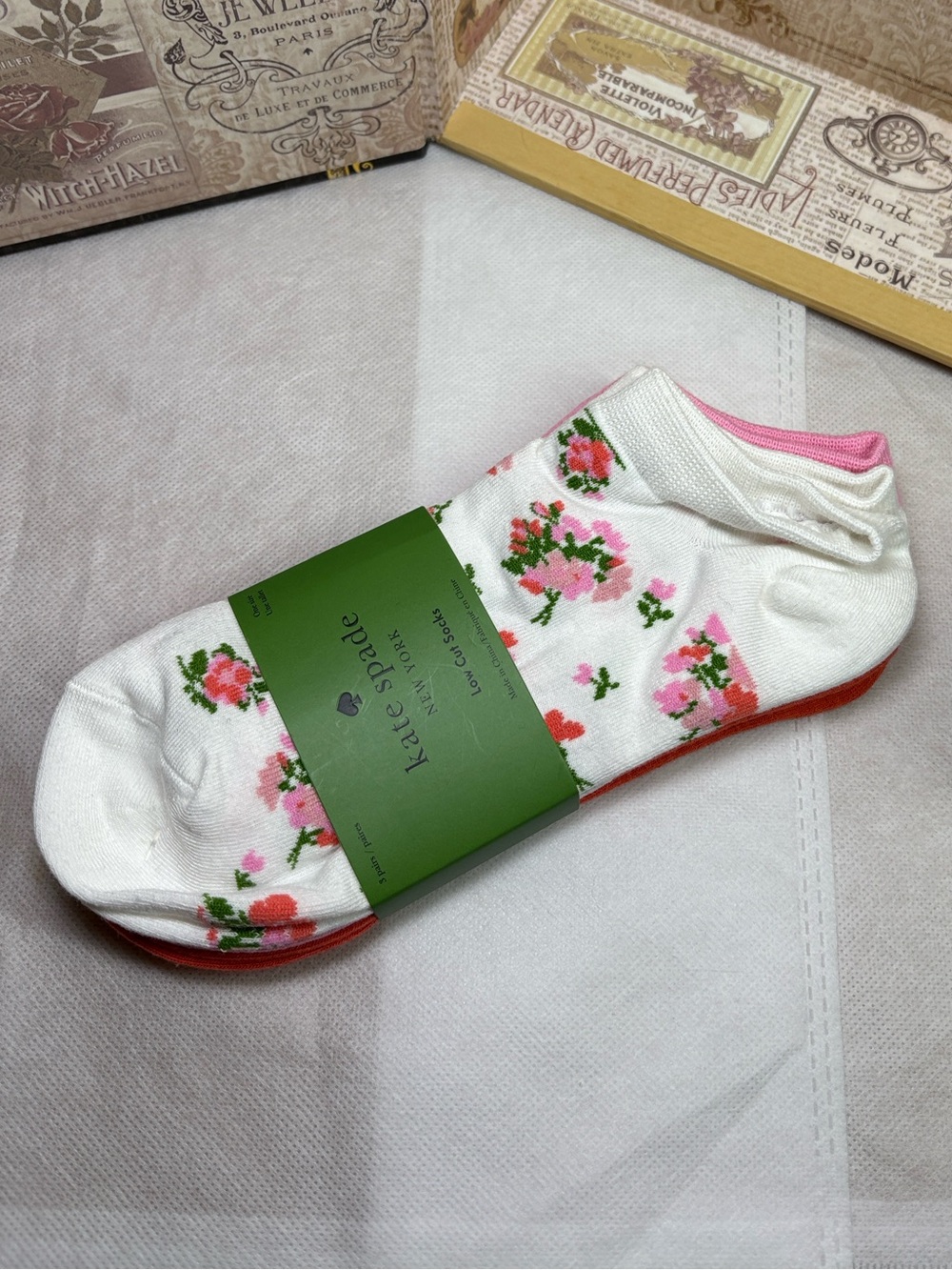 kate spade white floral notch mmmm-show socks with pink & green accents